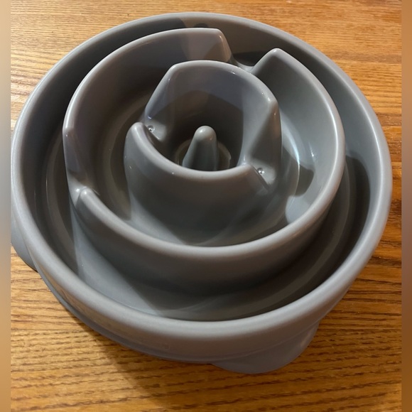 Slow Feeder Dog Dish - Slows Down Eating Habits - Non Slip Grips - Picture 1 of 3